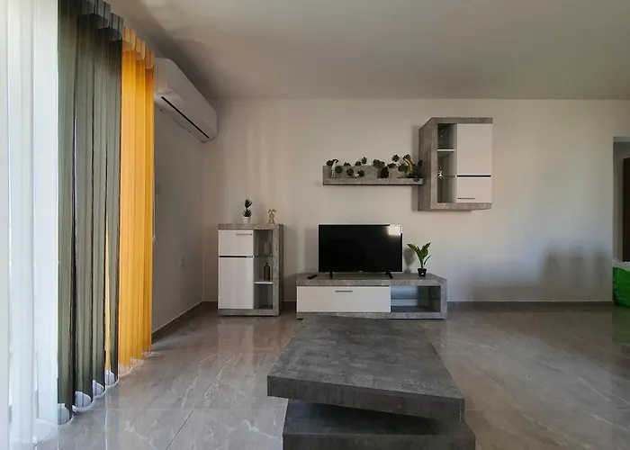 Pretty 2 Bedroom Apartment With Shared Pool