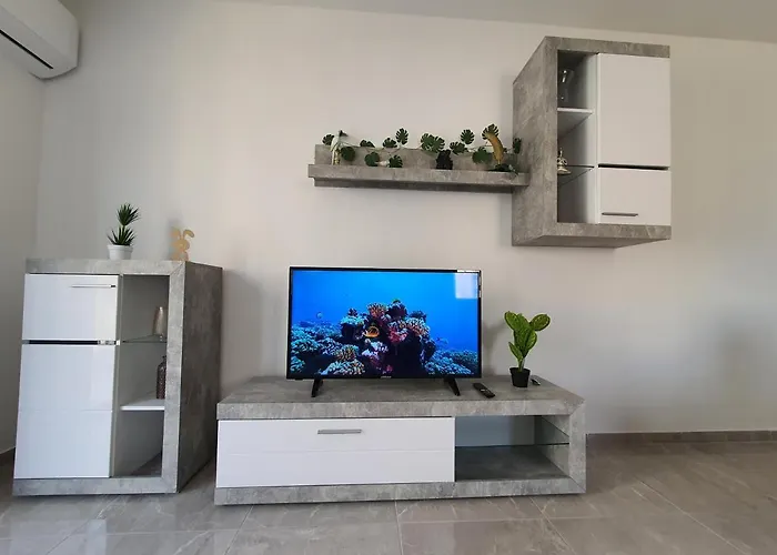 Pretty 2 Bedroom Apartment With Shared Pool