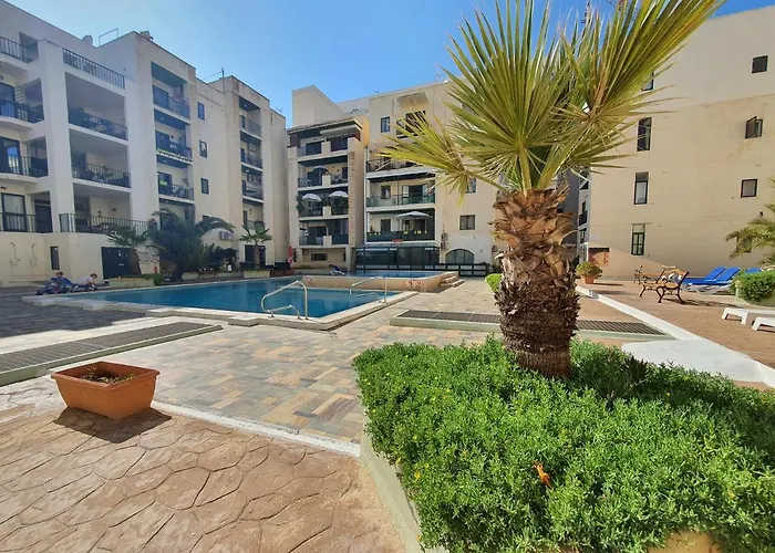 Pretty 2 Bedroom Apartment With Shared Pool