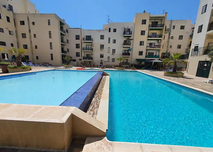 Pretty 2 Bedroom Apartment With Shared Pool