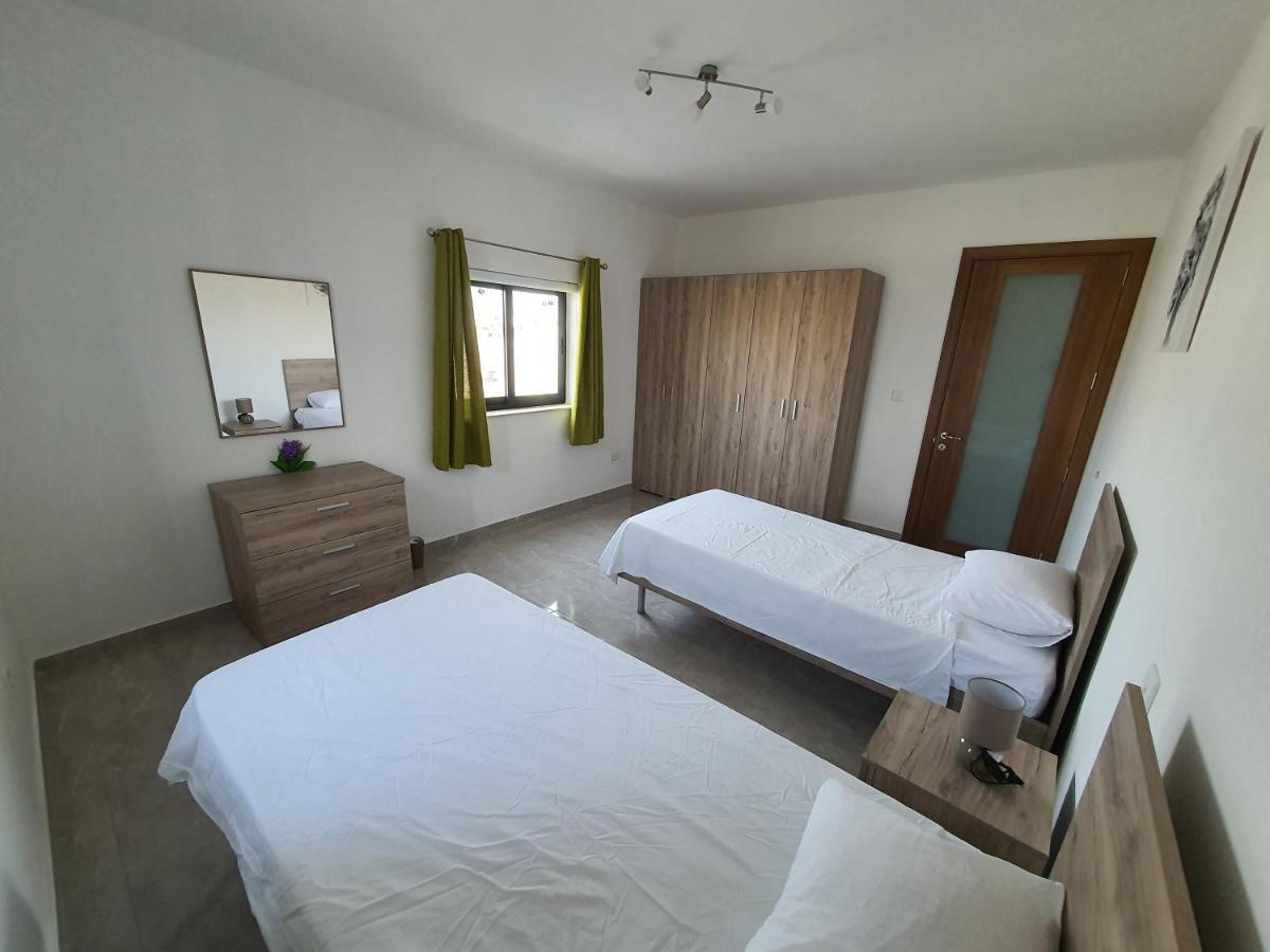 Pretty 2 Bedroom With Shared Pool Apartment