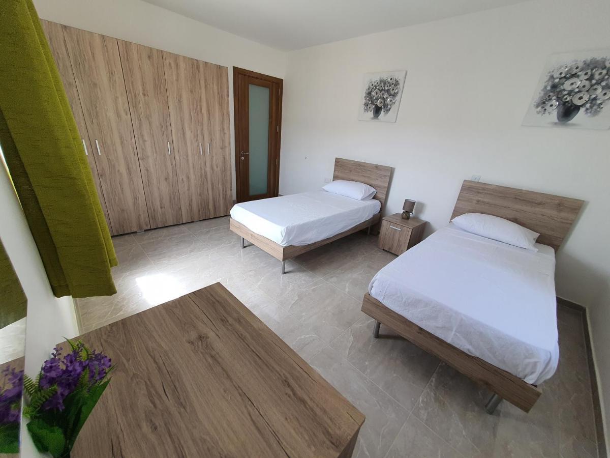 Pretty 2 Bedroom With Shared Pool *