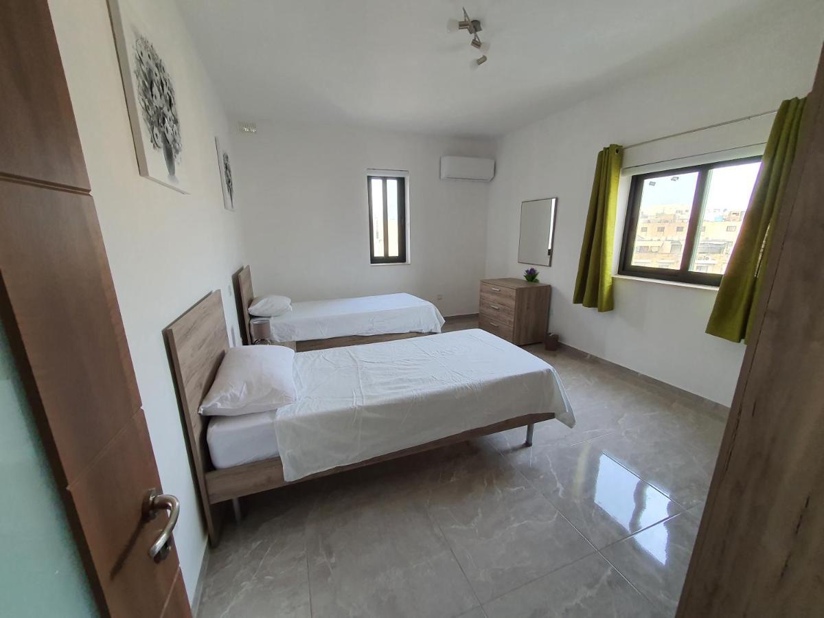 Pretty 2 Bedroom With Shared Pool Apartment *