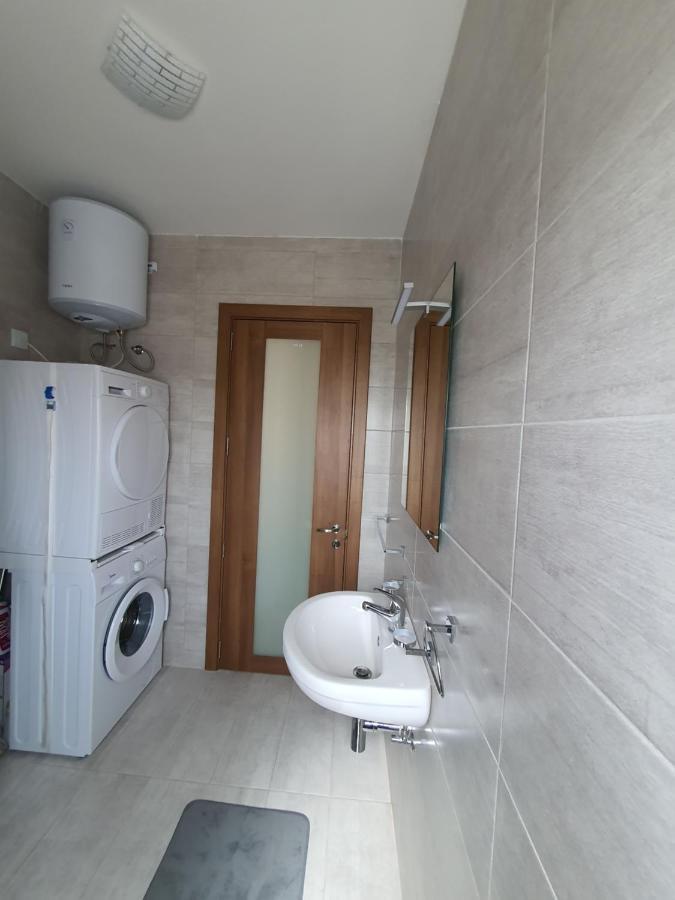 Pretty 2 Bedroom With Shared Pool Apartment