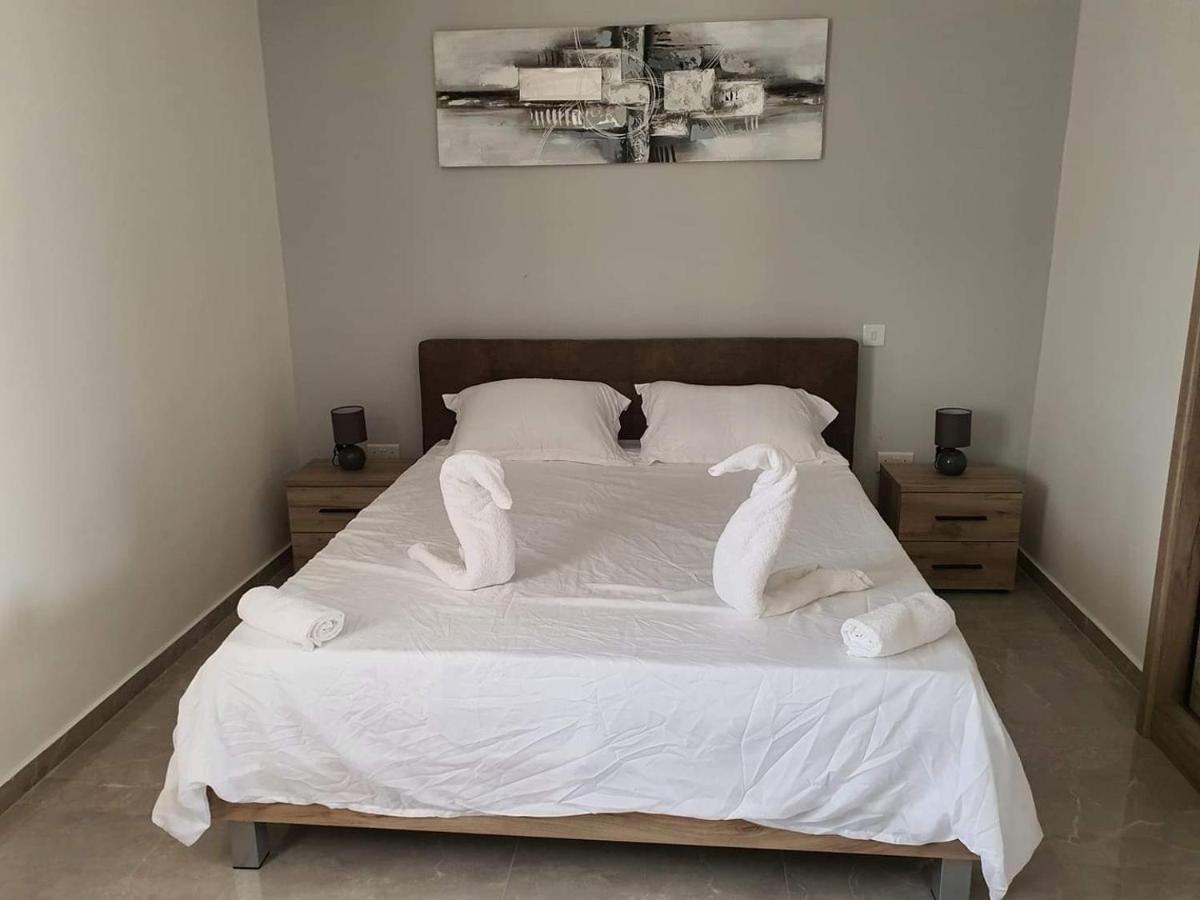 Pretty 2 Bedroom With Shared Pool *