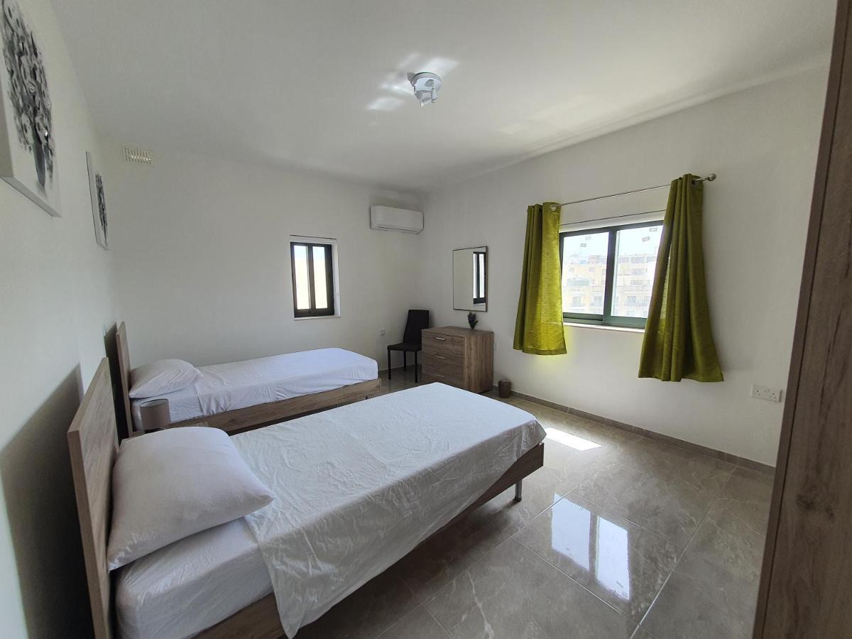 Pretty 2 Bedroom With Shared Pool Apartment *