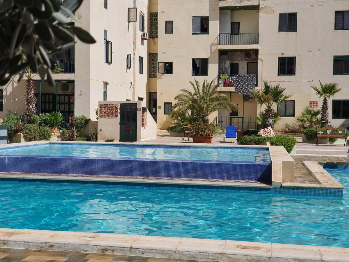 Pretty 2 Bedroom With Shared Pool Apartment